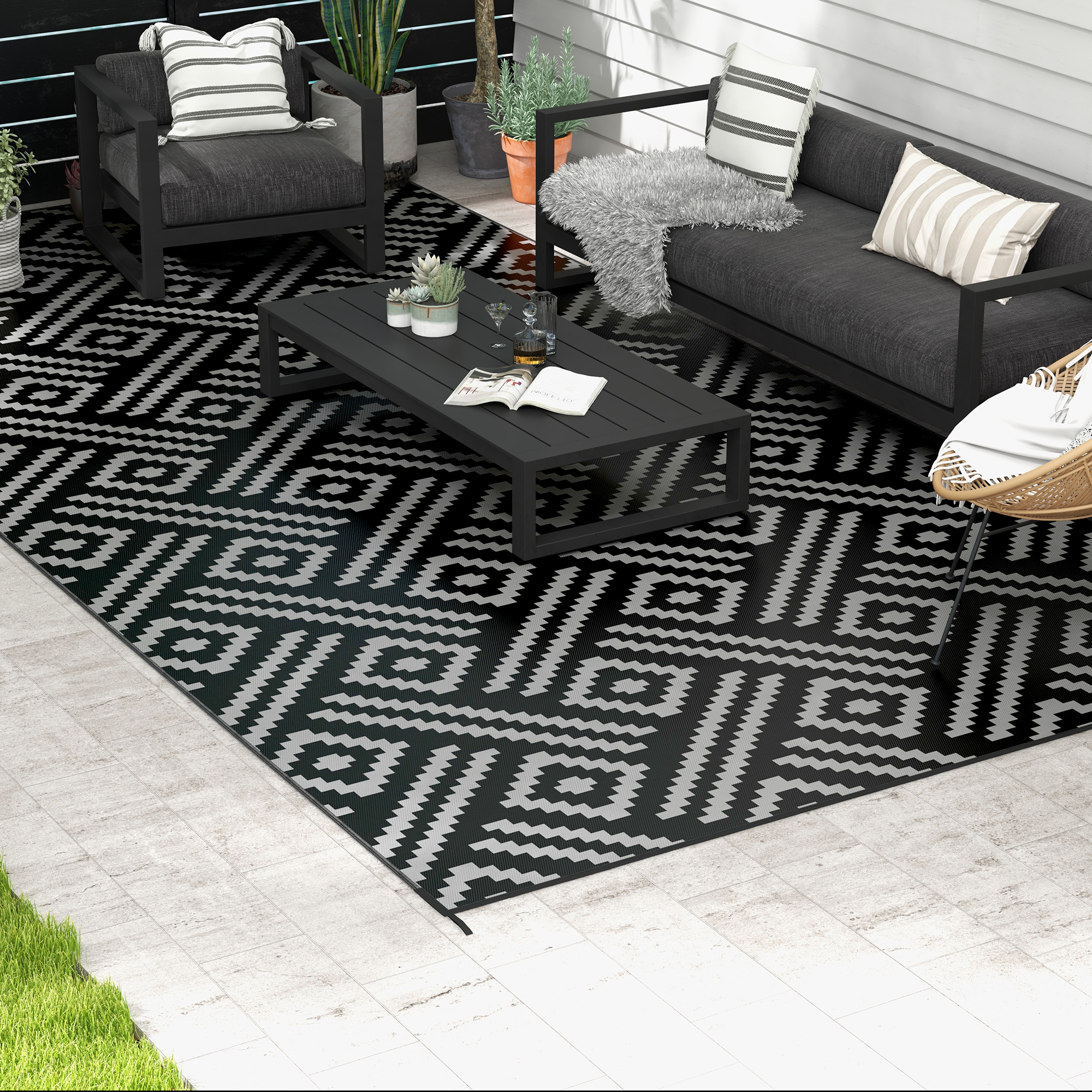 Outsunny Reversible Outdoor Rug Waterproof Plastic Straw RV Rug With Carry Bag, 9' X 18', Black And Grey Geometric , Aosom Canada