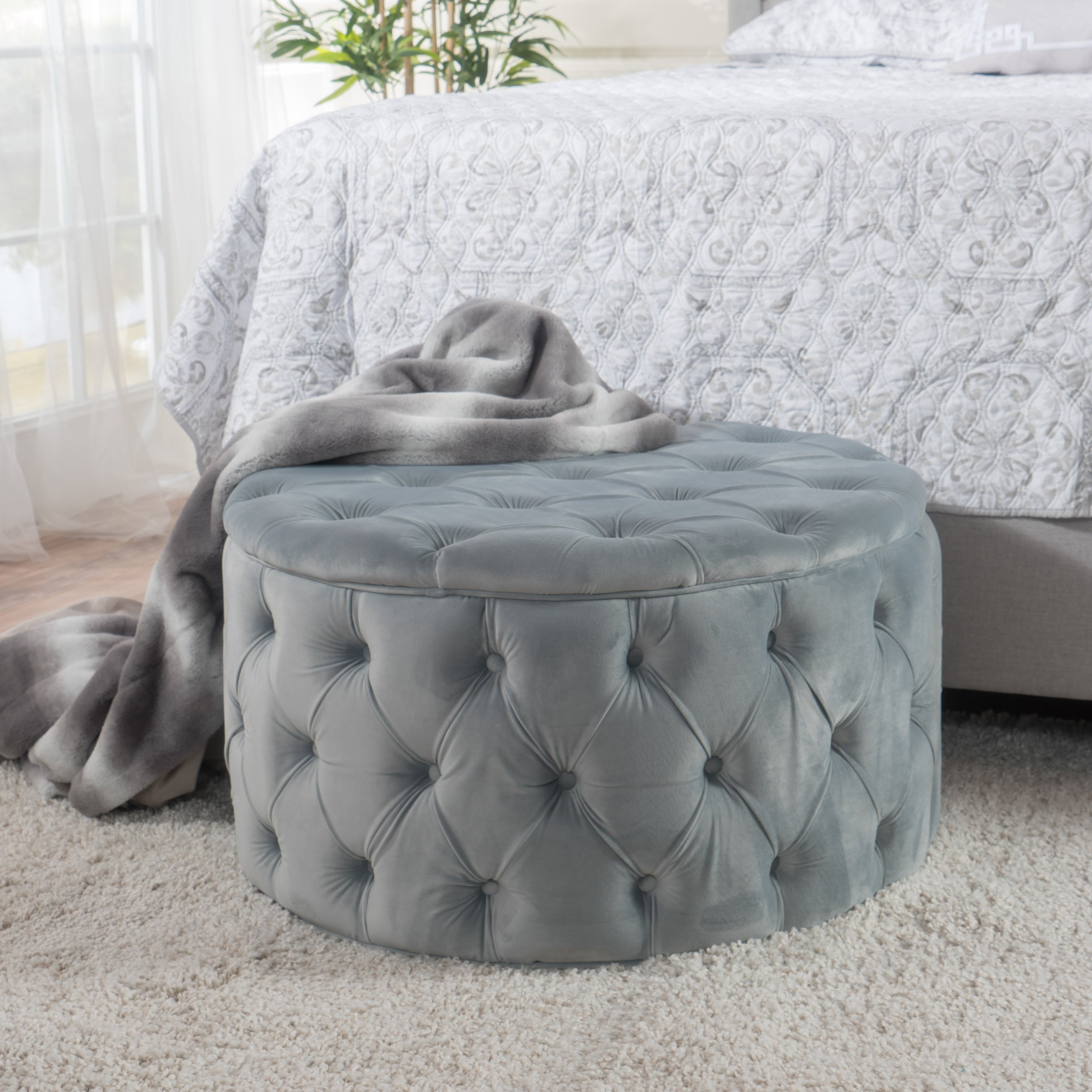 Modern Glam Round Velvet Ottoman with Cushioned Top, Sturdy Frame, Space-Saving Design, Extra Seating, 29.5" x 29.5" x 18", Light Grey | Aosom.com
