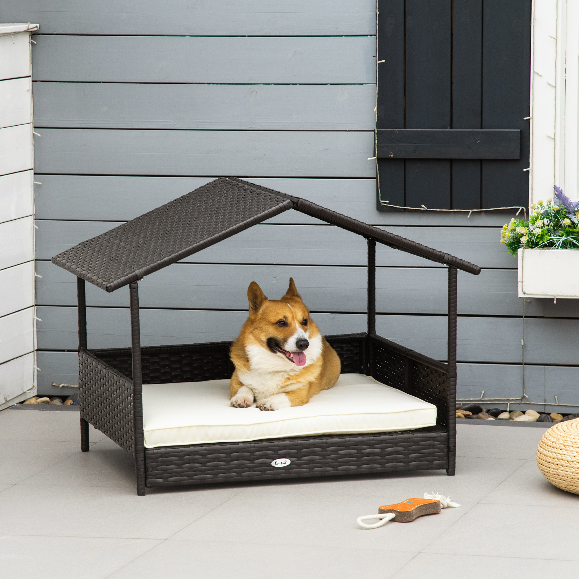 PawHut Niche d'extérieur surélevée en rotin avec auvent, lit pour chien en osier avec coussin résistant à l'eau, pour chiens de petite et moyenne taille, couleur blanc crème