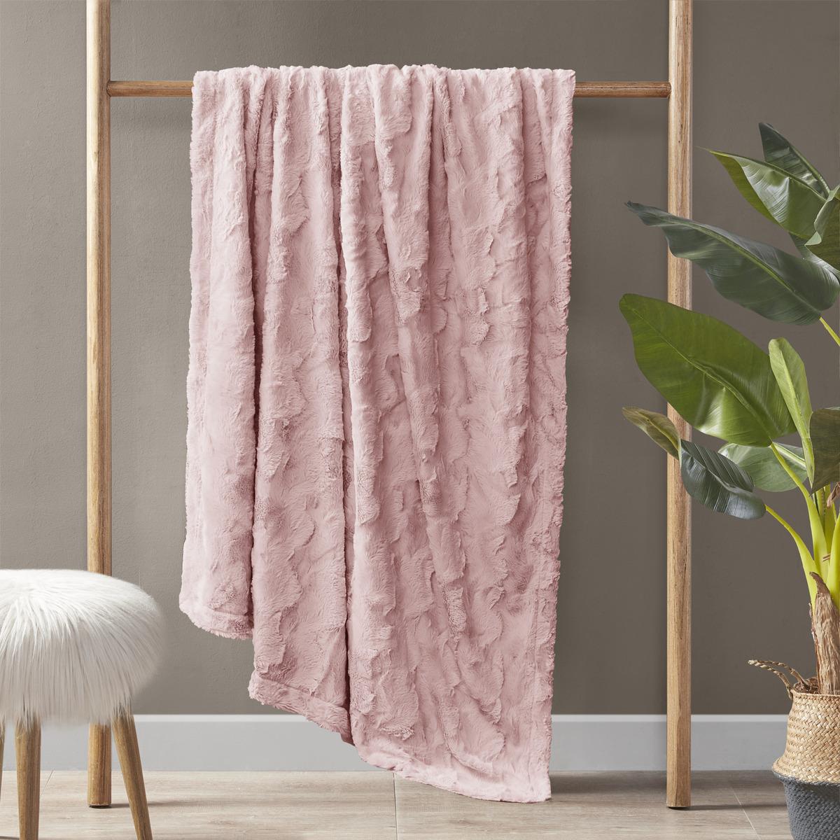 Oversized Faux Fur Throw with Solid Mink Reverse, Machine Washable, Luxuriously Soft Blanket for Bedroom, 70" L x 60" W x 0.25" H, Blush | Aosom.com