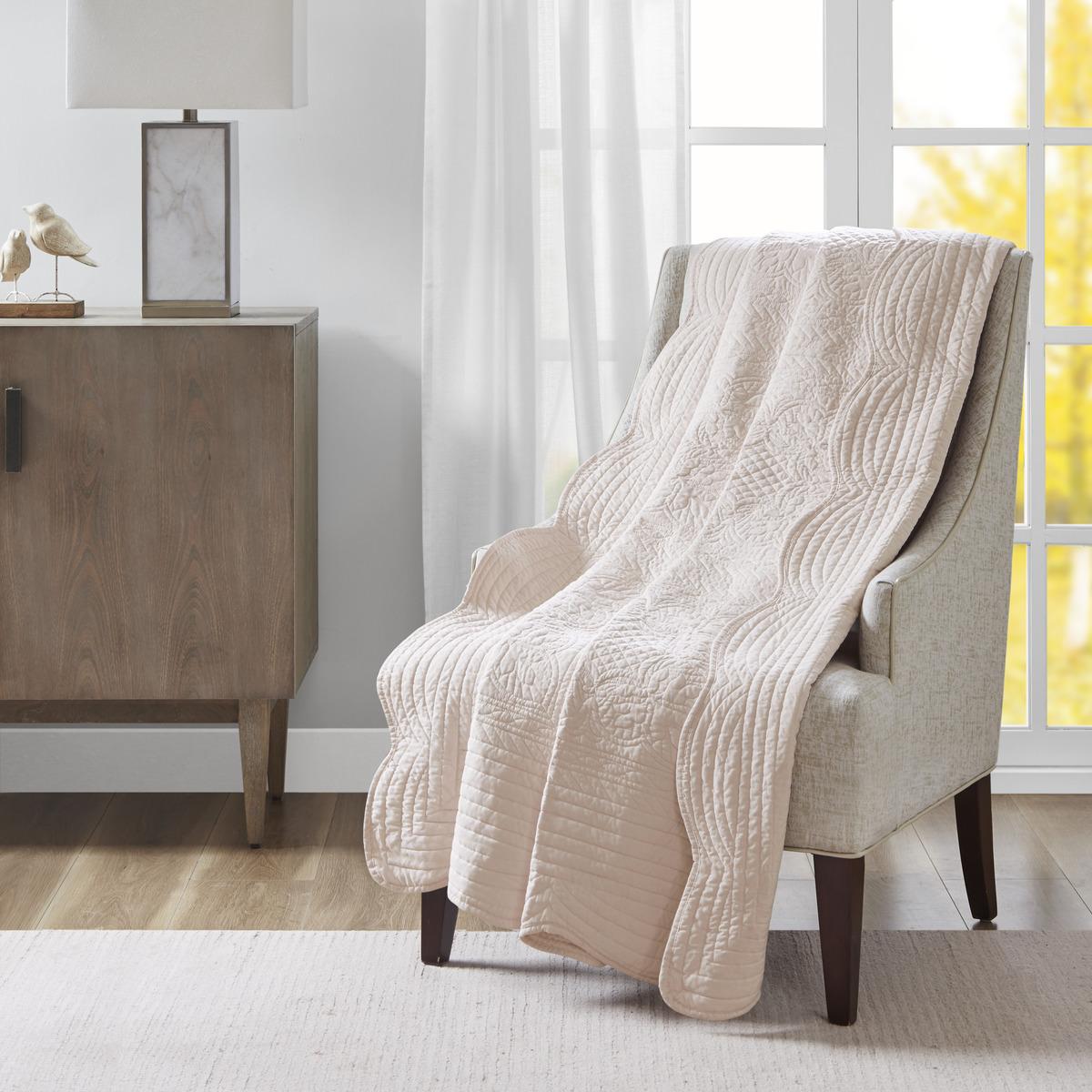 Oversized Quilted Throw with Scalloped Edge, Microfiber Face, Cotton Blanket for Living Room, Bedroom, 72" L x 60" W x 0.25" H, Blush | Aosom.com