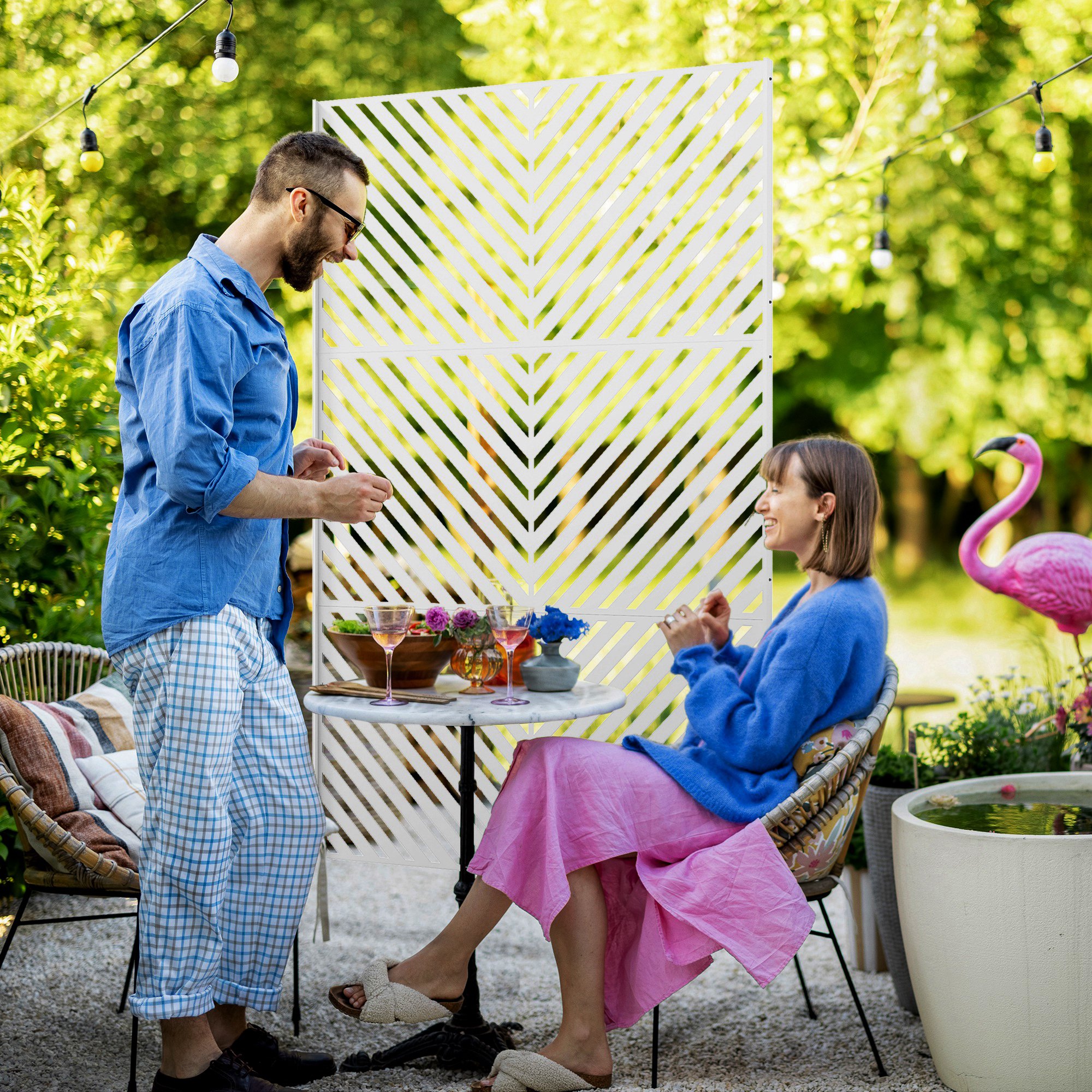 Outsunny 6.5FT Decorative Outdoor Divider, Metal Privacy Screen with Stand, Triangle Style, White Aosom Canada