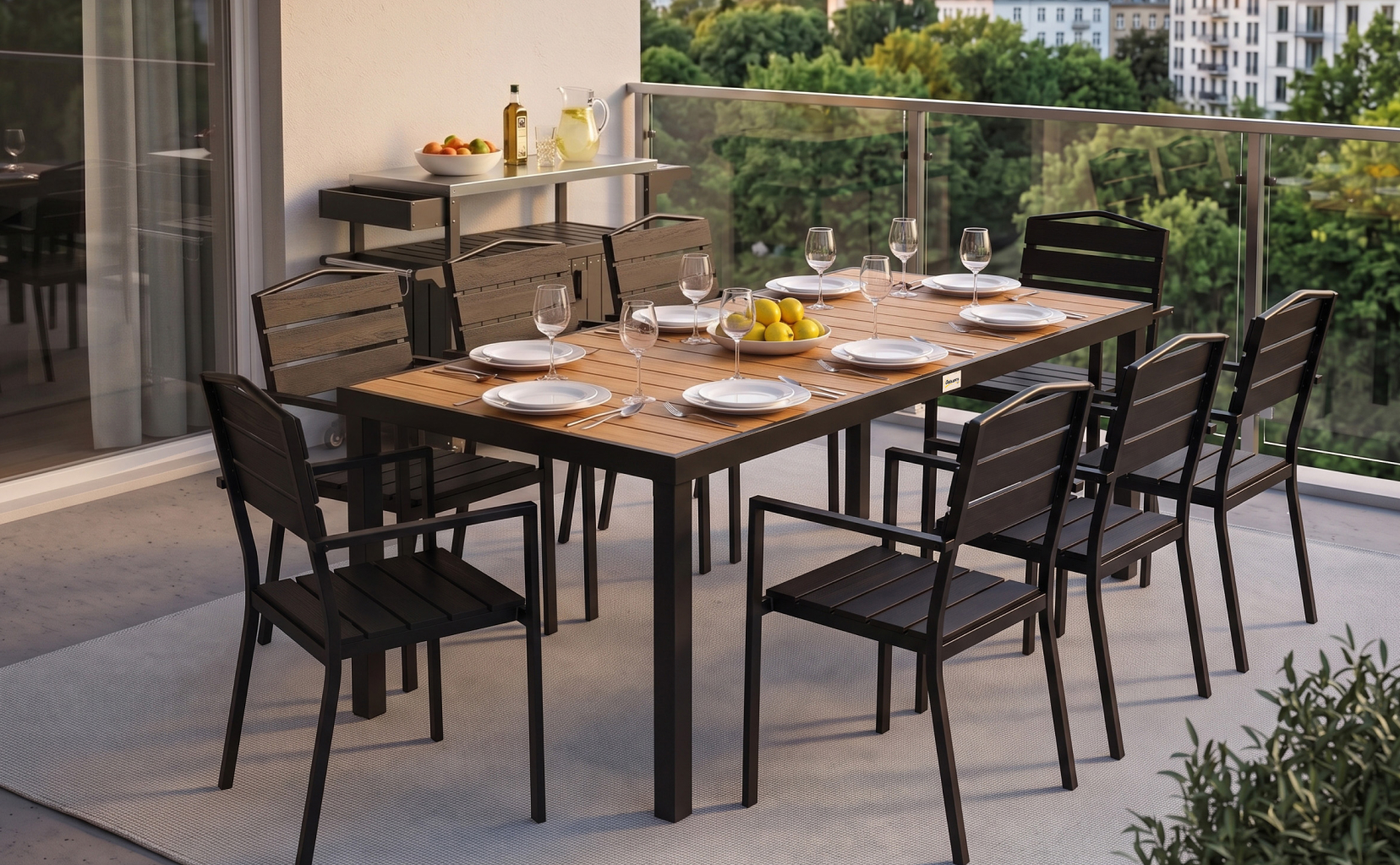 Outdoor Dining with Clean Structure