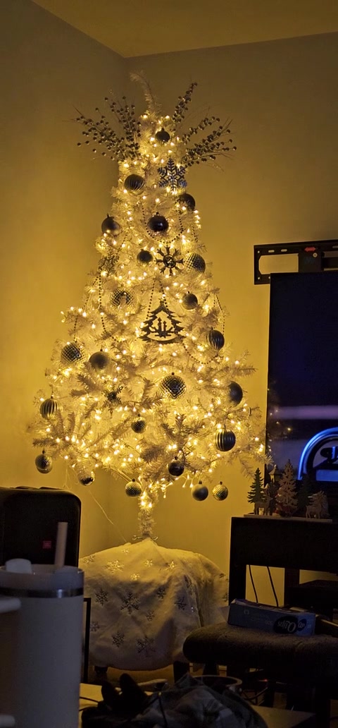 HOMCOM 5.9 Artificial White Christmas Tree with Decorations