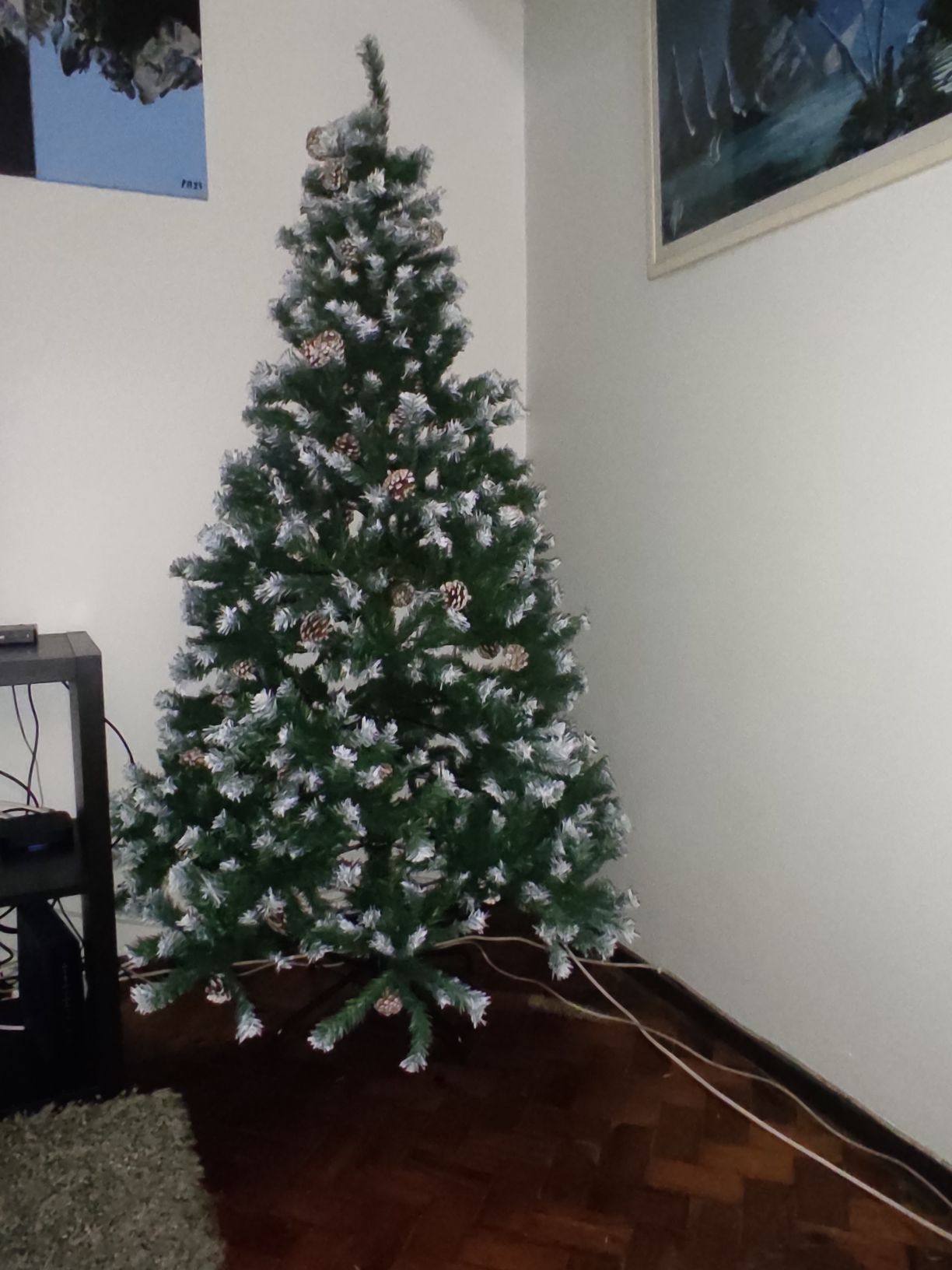 HOMCOM 6ft Artificial Flocked Hinged Christmas Tree with Pine Cones ...
