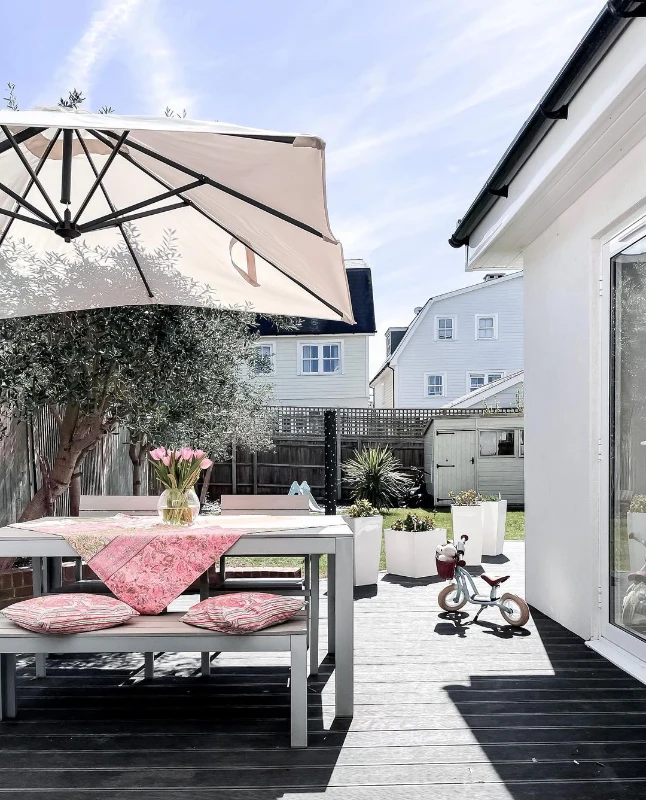 Outsunny 8‘x8’ Square Patio Offset Hanging Cantilever Umbrella 360° Rotation w/ Cross Base Cream