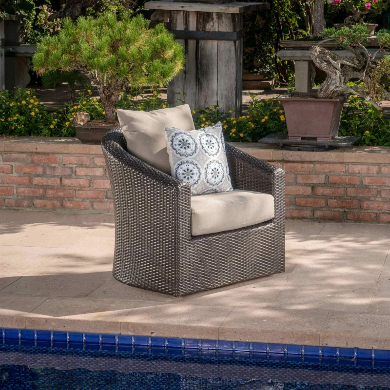 Vinsetto Swivel Club Chair with Hand-Crafted Wicker and Aluminum, Weather-Resistant Polyester Cushions, No Assembly Required, 32.5" L x 31.25" W x 31" H, Brown
