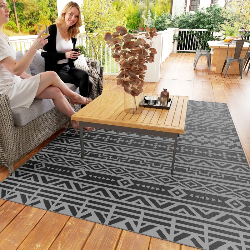 Outsunny Reversible Outdoor Rug, Waterproof Plastic Straw with Carry Bag, 6' x 9', Black & Gray Geometric Wall