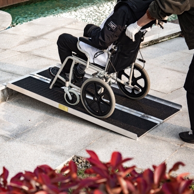 HOMCOM Foldable Portable Wheelchair Ramp Easy Access Carrier Ramp (5ft)