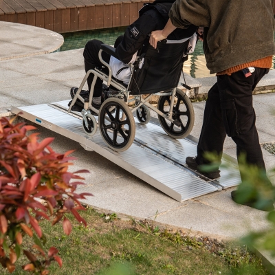 HOMCOM 6ft Wheelchair Ramp Foldable Portable Scooter Mobility Easy Access Carrier Ramp with Carrying Handle Aluminum Alloy