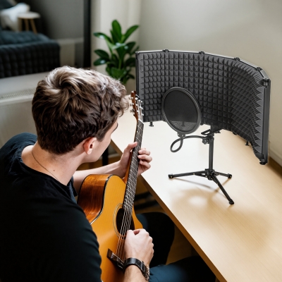 HOMCOM Foldable Studio Recording Microphone Isolation Shield with Pop Filter, Stand, 3/8" Threaded Mount, Black