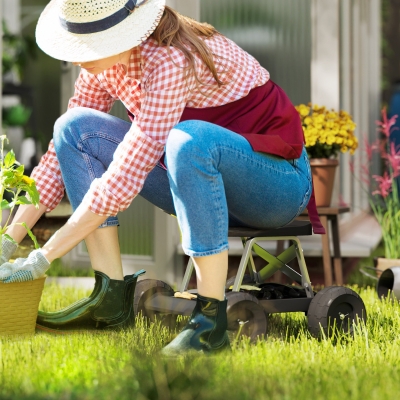 Outsunny Garden Seat with Wheels, Rolling Garden Stool with Tool Tray, Cart for Outdoor Work, 19.7" x 19.3" x 12.6", Black