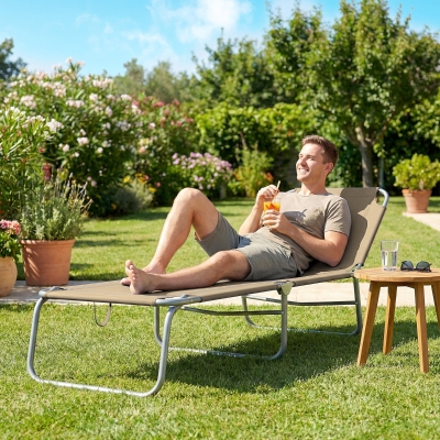 Outsunny Folding Outdoor Lounge Chair Reclining Tanning Chair with Breathable Mesh Fabric for Patio Garden Pool, Brown