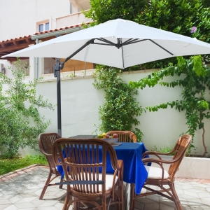 Outsunny 8‘x8’ Square Patio Offset Hanging Cantilever Umbrella 360° Rotation w/ Cross Base Cream