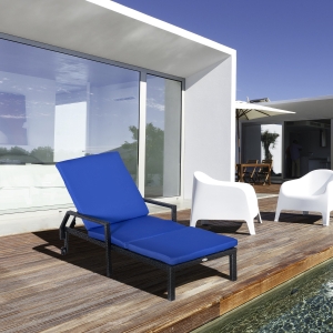 Outsunny Outdoor PE Rattan Wicker Sun Chaise Lounger Recliner Garden Chair with 5-Level Adjustable Backrest and 2 Wheels, Dark Blue