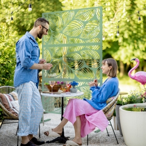 Outsunny 6.5FT Decorative Outdoor Divider, Metal Privacy Screen with Stand, Leaf Style, Light Green