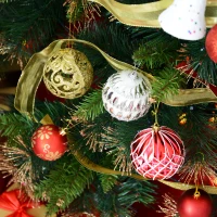 HOMCOM 6ft Decorated Pre-Lit Christmas Tree 200 Clear Lights w/ Stand(m-9)