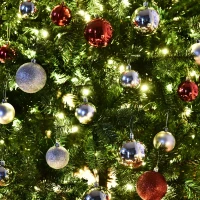 HOMCOM 7.5' PVC Pre Lit Artificial Christmas Tree with Metal Stand  550 Warm White LED  1346 Tips  Green(m-9)