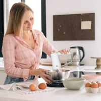 HOMCOM 5-in-1 Electric Hand Mixer, Handheld Mixer with Measuring Cup, 300W Immersion Blender with 5+1P Speeds, Dough Hooks, Chopper, Whisk and Mixers for Meat, Fruit, Mashed Potato and Milkshake(m-2)