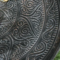 HOMCOM Coffee Table for Living Room, 24" Round Center Table with Hammered Tray Top and Metal Frame for Bedroom, Pewter(m-7)