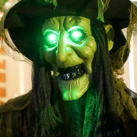 Outsunny Animatronics Hanging Witch, Voice-Activated Prop, Flashing Eyes & Wicked Laughter, Scary Halloween Decoration, Green(m-9)