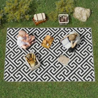 Outsunny Reversible Outdoor RV Rug, Patio Floor Mat, 5' x 8' Plastic Straw Rug for Backyard, Deck, Beach, Camping, Black & White(m-1)